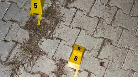 Husumetli olduğu ailenin evinin önünde tüfekle defalarca havaya ateş açtı