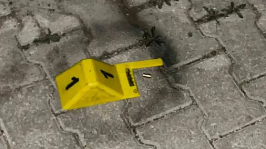 Husumetli olduğu ailenin evinin önünde tüfekle defalarca havaya ateş açtı