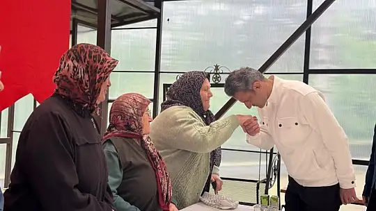 Huzurevinde renkli Anneler Günü etkinliği