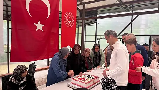 Huzurevinde renkli Anneler Günü etkinliği