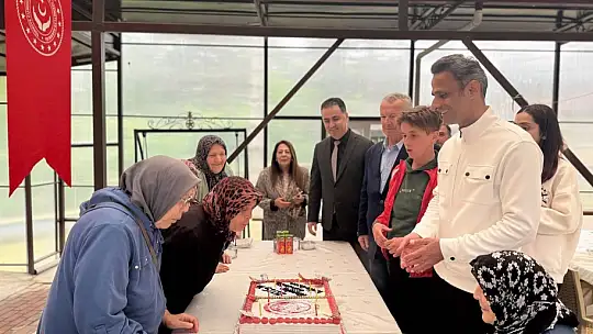 Huzurevinde renkli Anneler Günü etkinliği