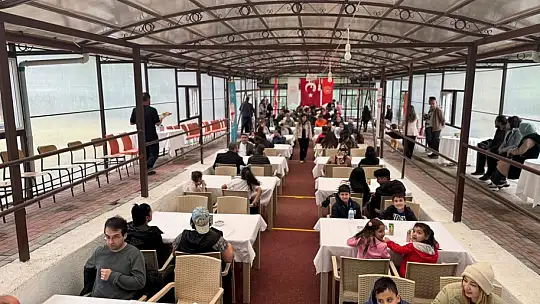 Huzurevinde renkli Anneler Günü etkinliği