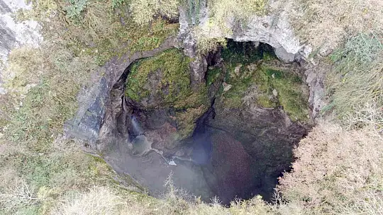 İçerisinde şelale akan Karadeniz'in en derin mağarası görenleri mest ediyor