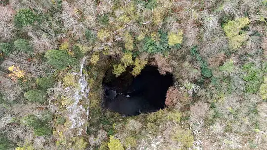 İçerisinde şelale akan Karadeniz'in en derin mağarası görenleri mest ediyor