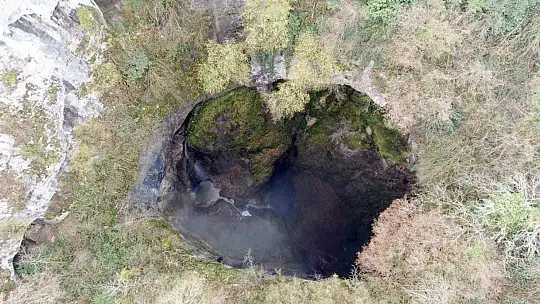 İçerisinde şelale akan Karadeniz'in en derin mağarası görenleri mest ediyor