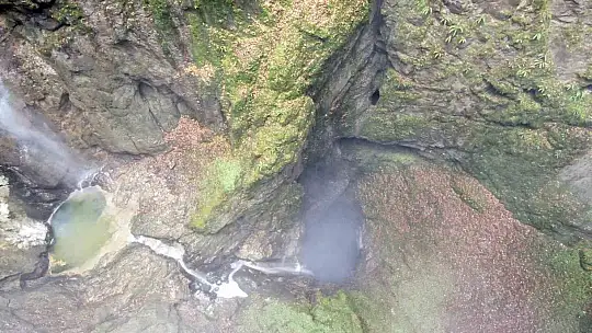 İçerisinde şelale akan Karadeniz'in en derin mağarası görenleri mest ediyor