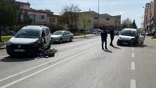 İki araç kafa kafaya çarpıştı: 8 yaralı