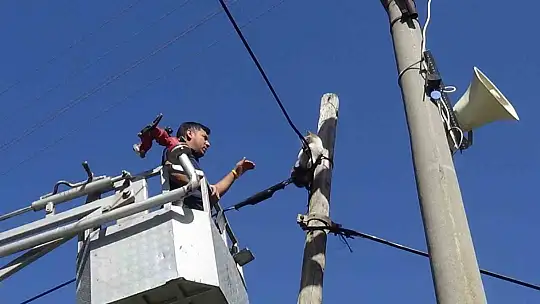 İki gündür aç susuz direkte mahsur kalan kedi kurtarıldı
