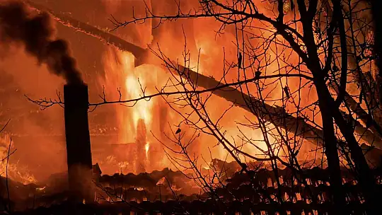 İki katlı ahşap ev alevlere teslim oldu