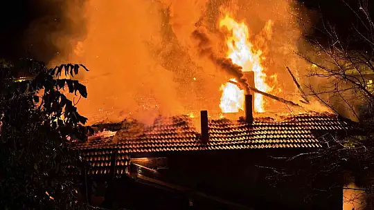 İki katlı ahşap ev alevlere teslim oldu