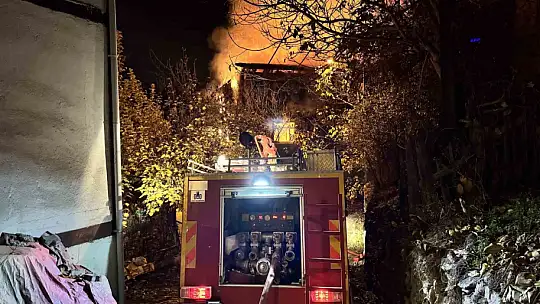 İki katlı ahşap ev alevlere teslim oldu