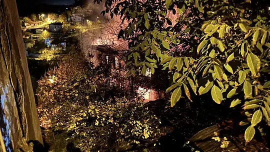 İki katlı ahşap ev alevlere teslim oldu