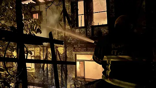 İki katlı ahşap ev alevlere teslim oldu