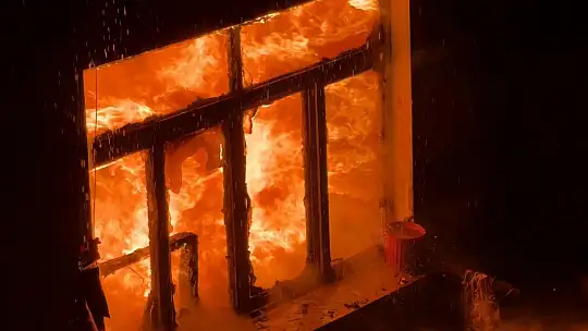 İki katlı ahşap ev alevlere teslim oldu