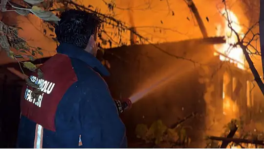 İki katlı ahşap ev alevlere teslim oldu