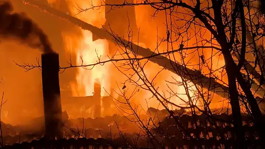 İki katlı ahşap ev alevlere teslim oldu