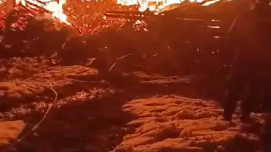 İki katlı ahşap ev alevlere teslim oldu: 1 yaralı