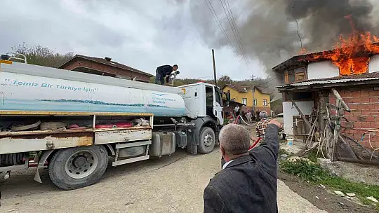 İki katlı ev alev alev yandı