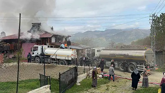İki katlı ev alev alev yandı