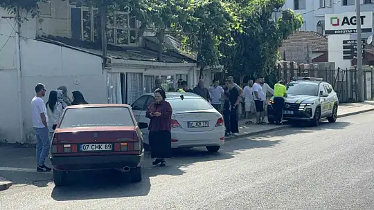 İki otomobil çarpıştı, duramayan araç evin duvarına çarptı