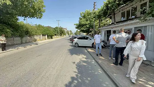 İki otomobil çarpıştı, duramayan araç evin duvarına çarptı