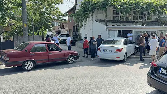 İki otomobil çarpıştı, duramayan araç evin duvarına çarptı