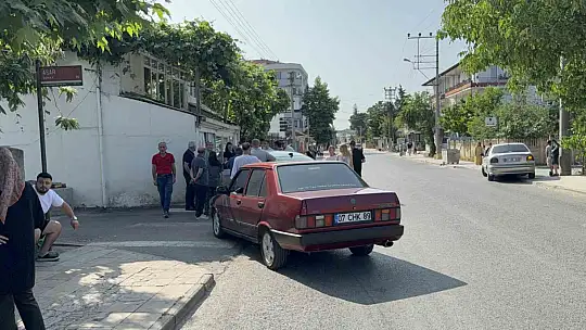İki otomobil çarpıştı, duramayan araç evin duvarına çarptı