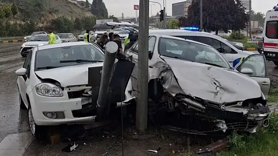 İki otomobilin çarpıştığı kazada 3 kişi yaralandı