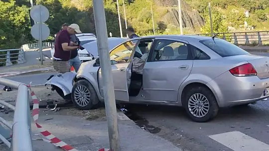 İki otomobilin çarpıştığı kazada 4 kişi yaralandı