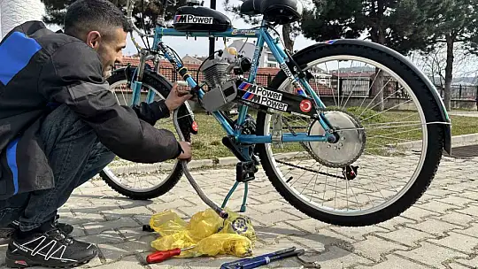 İkinci el bisiklet satın aldı, topladığı malzemelerle mobilete çevirdi
