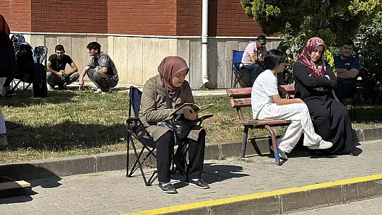 İkinci oturum için adaylar ter döktü, aileler dualarla bekledi