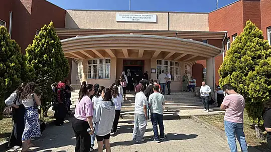 İkinci oturum için adaylar ter döktü, aileler dualarla bekledi