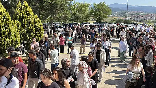 İkinci oturum için adaylar ter döktü, aileler dualarla bekledi