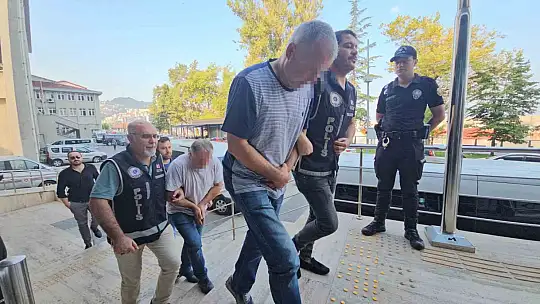 İlçe merkezinde dedektörle define ararken polise yakalandılar