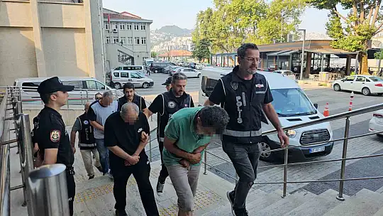 İlçe merkezinde dedektörle define ararken polise yakalandılar
