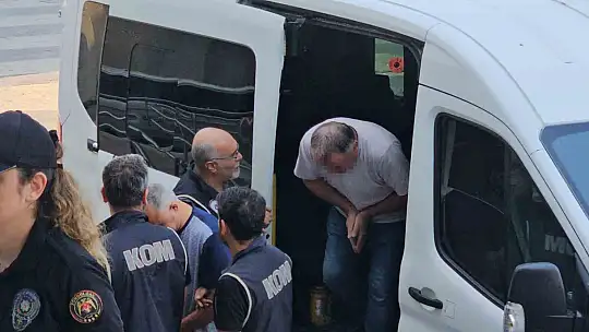 İlçe merkezinde dedektörle define ararken polise yakalandılar