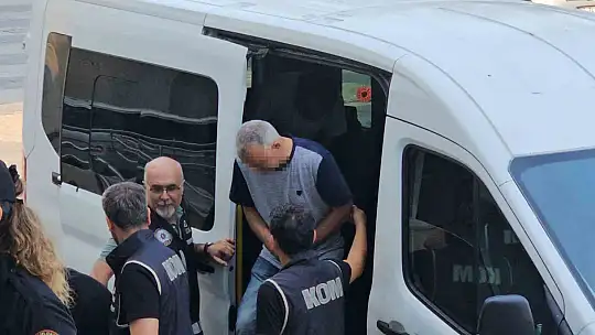İlçe merkezinde dedektörle define ararken polise yakalandılar