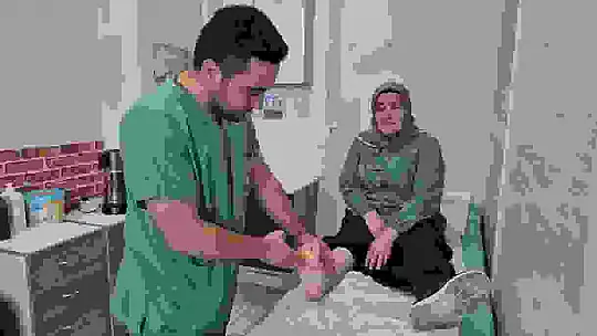 İlk ayakkabısını 51 yaşında giyebildi