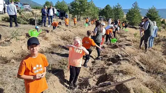 İlkokul öğrencileri fidan dikerek geleceğe nefes oldular