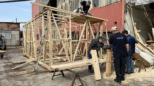 Polis memurları deprem bölgesi için çalışıyor