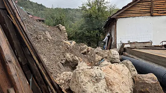 Köy meydanında heyelan