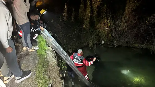 Motosikletiyle dereye uçtu