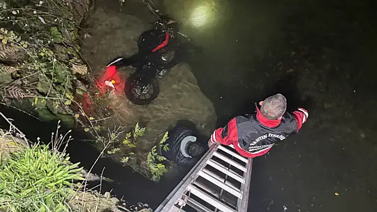 Motosikletiyle dereye uçtu