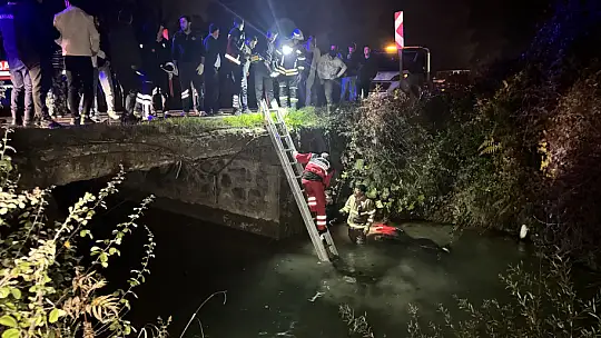 Motosikletiyle dereye uçtu