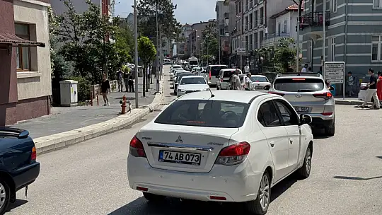 Amasra girişlerinde araç kuyrukları oluşuyor