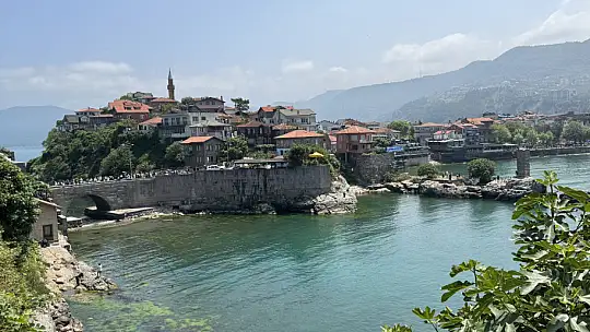 Amasra girişlerinde araç kuyrukları oluşuyor