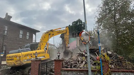 Metruk bina yıkıldı