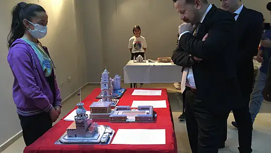 Ülkelerin simgelerini makete dönüştürdüler