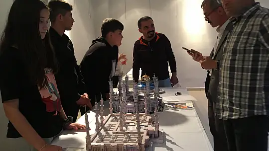 Ülkelerin simgelerini makete dönüştürdüler