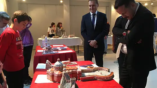 Ülkelerin simgelerini makete dönüştürdüler